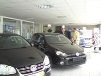 Hier im Verkaufsraum können Sie in aller Ruhe unsere schicken Jahres- und Jungwagen der verschiedener Hersteller testen. Lassen Sie sich Ihren "Zukünftigen" in aller Ruhe erklären.