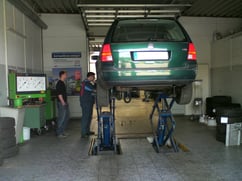 In unserer KFZ-Direktannahme stellt der Meister mit Ihnen gemeinsam den zu erwartenden Reparaturaufwand fest. Wetterunabhängig nehmen wir uns viel Zeit für Ihre Probleme.
